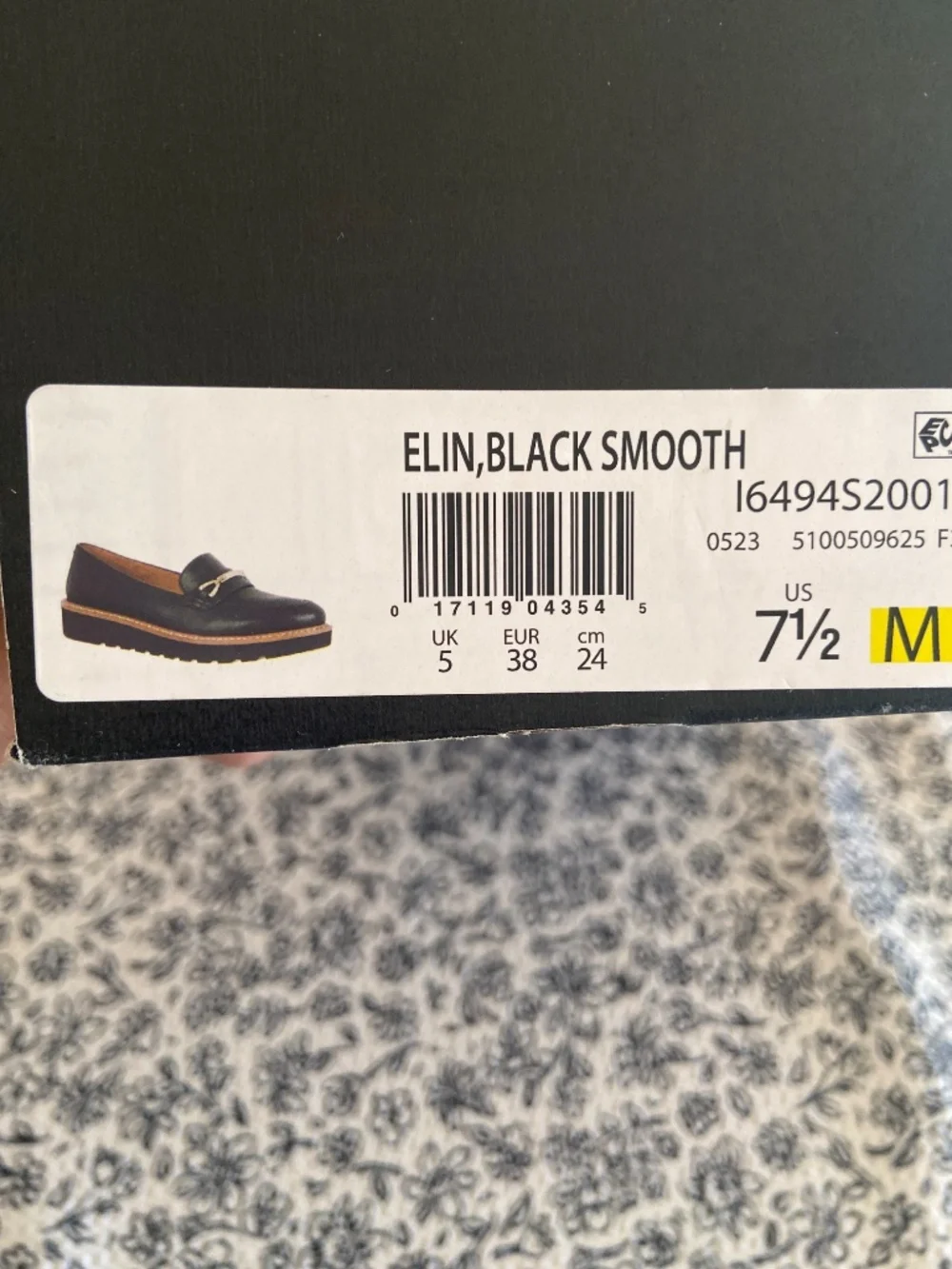 Naturalized women’s Elin Black loafer